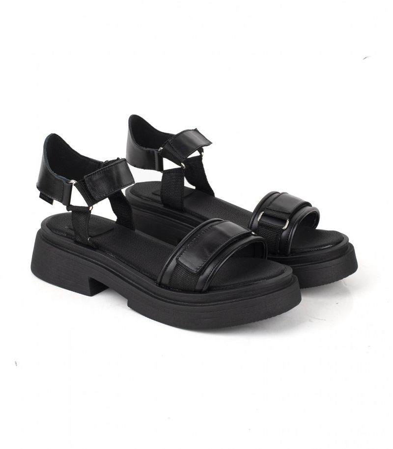 Sandalias-con-velcro-de-cuero-negro