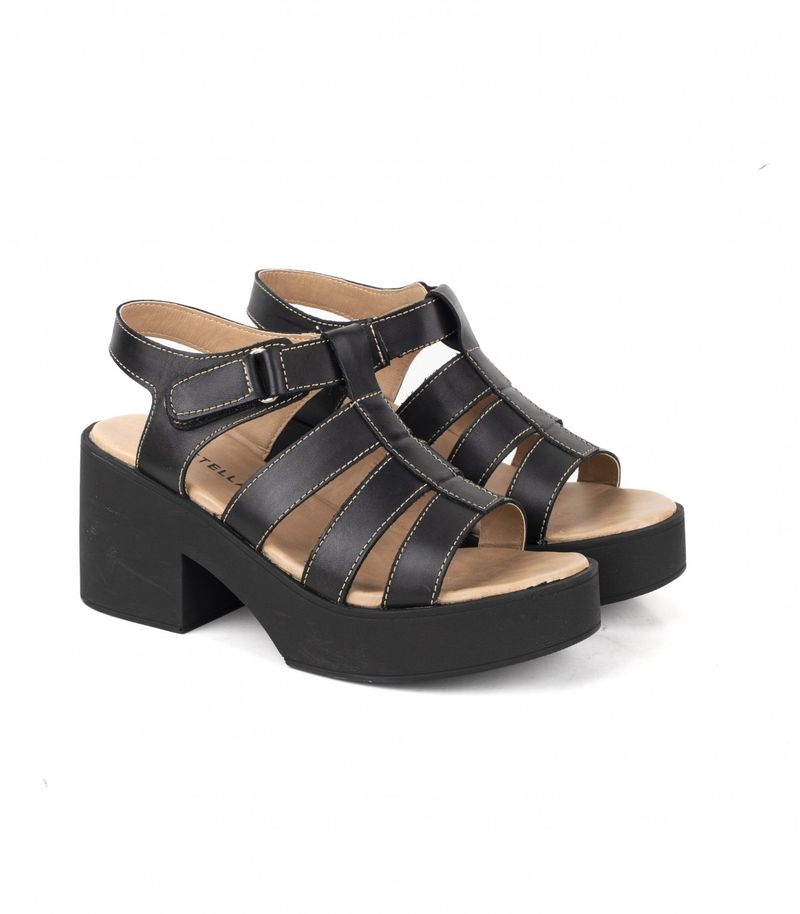 Sandalias-romanitas-de-cuero-en-negro