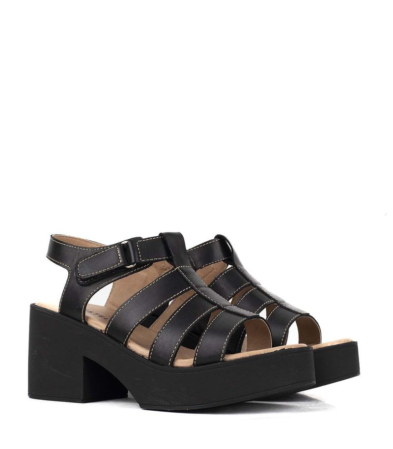 Sandalias-romanitas-de-cuero-en-negro