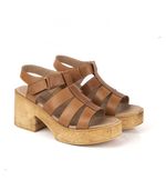 Sandalias-romanitas-de-cuero-en-suela