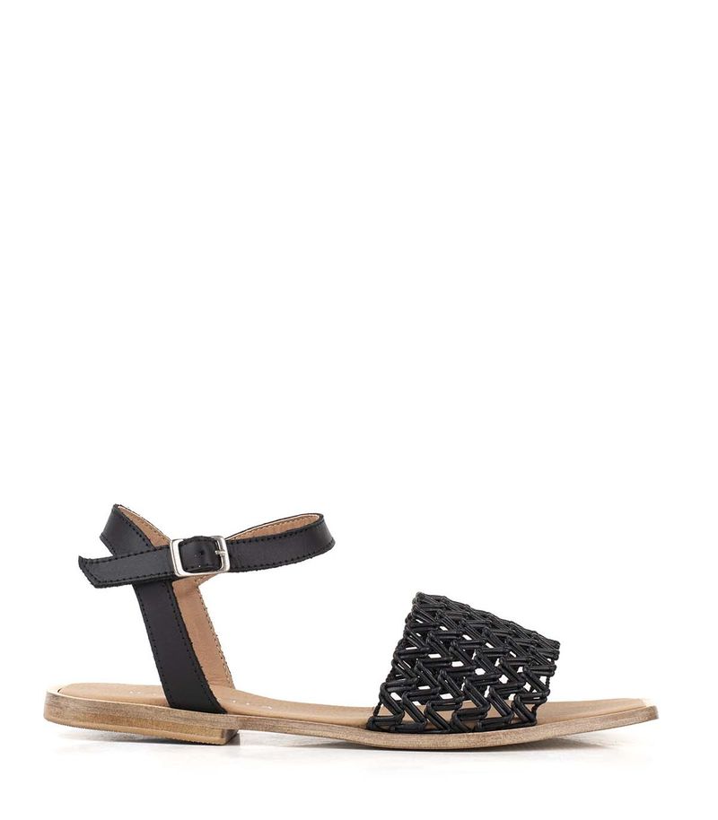 Sandalias-bajas-caladas-de-cuero-en-negro