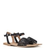 Sandalias-bajas-caladas-de-cuero-en-negro