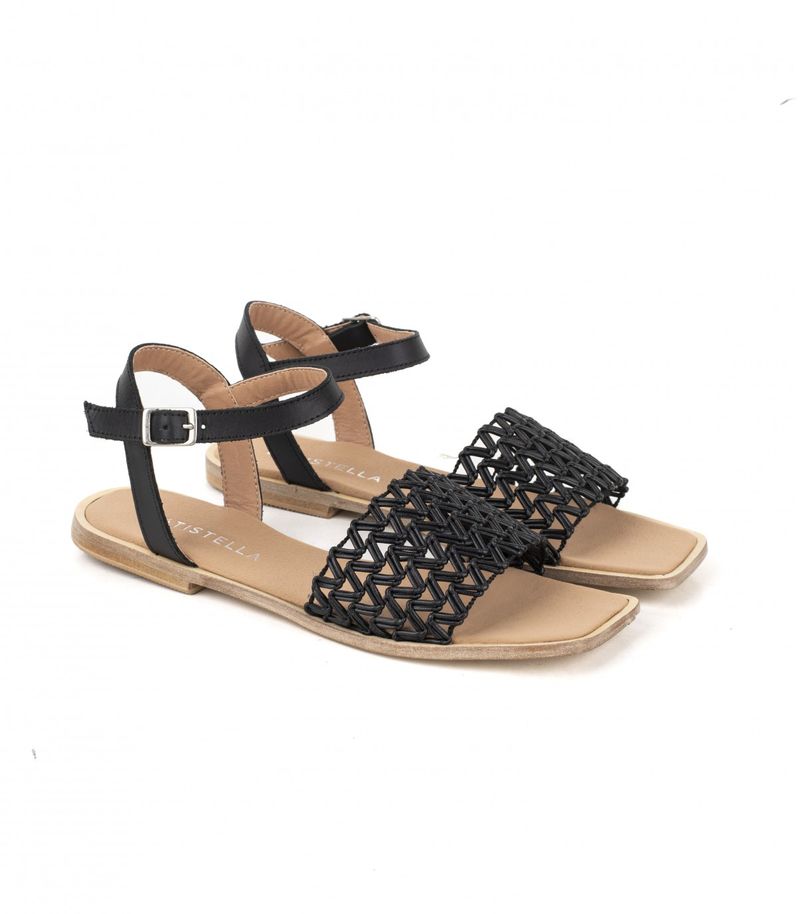 Sandalias-bajas-caladas-de-cuero-en-negro