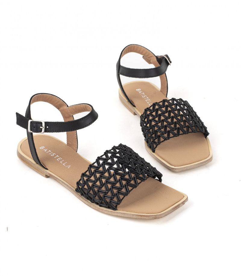 Sandalias-bajas-caladas-de-cuero-en-negro