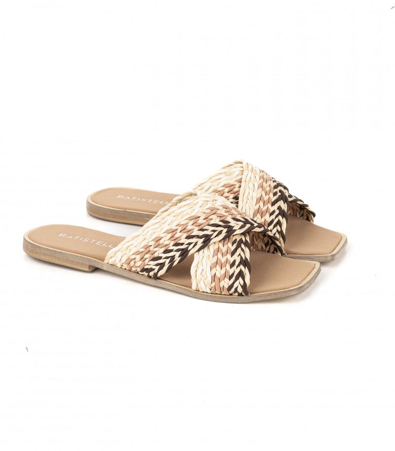 Sandalias-bajas-en-rafia-beige