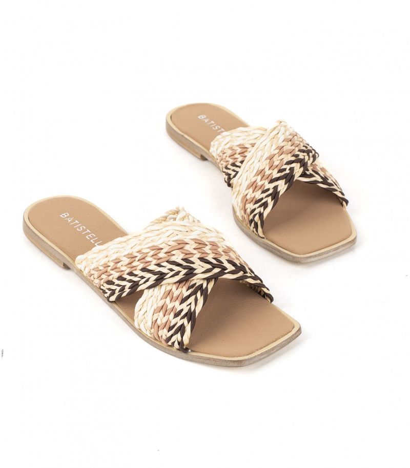 Sandalias-bajas-en-rafia-beige