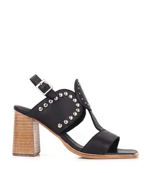 Sandalias con apliques de metal en cuero negro