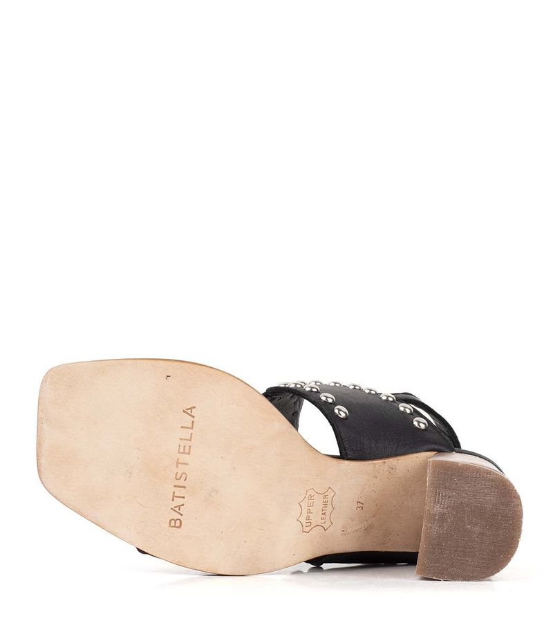 Sandalias-con-apliques-de-metal-en-cuero-negro