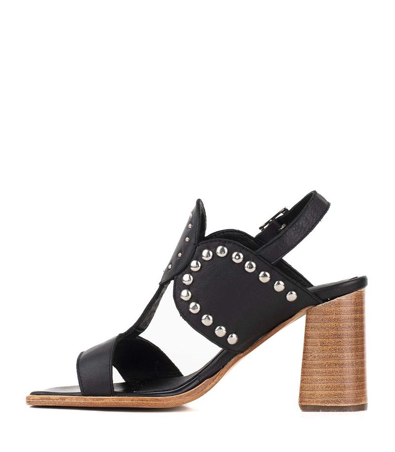 Sandalias-con-apliques-de-metal-en-cuero-negro