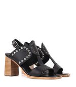 Sandalias-con-apliques-de-metal-en-cuero-negro