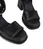 Sandalias-con-cinta-en-cuero-negro-reptil