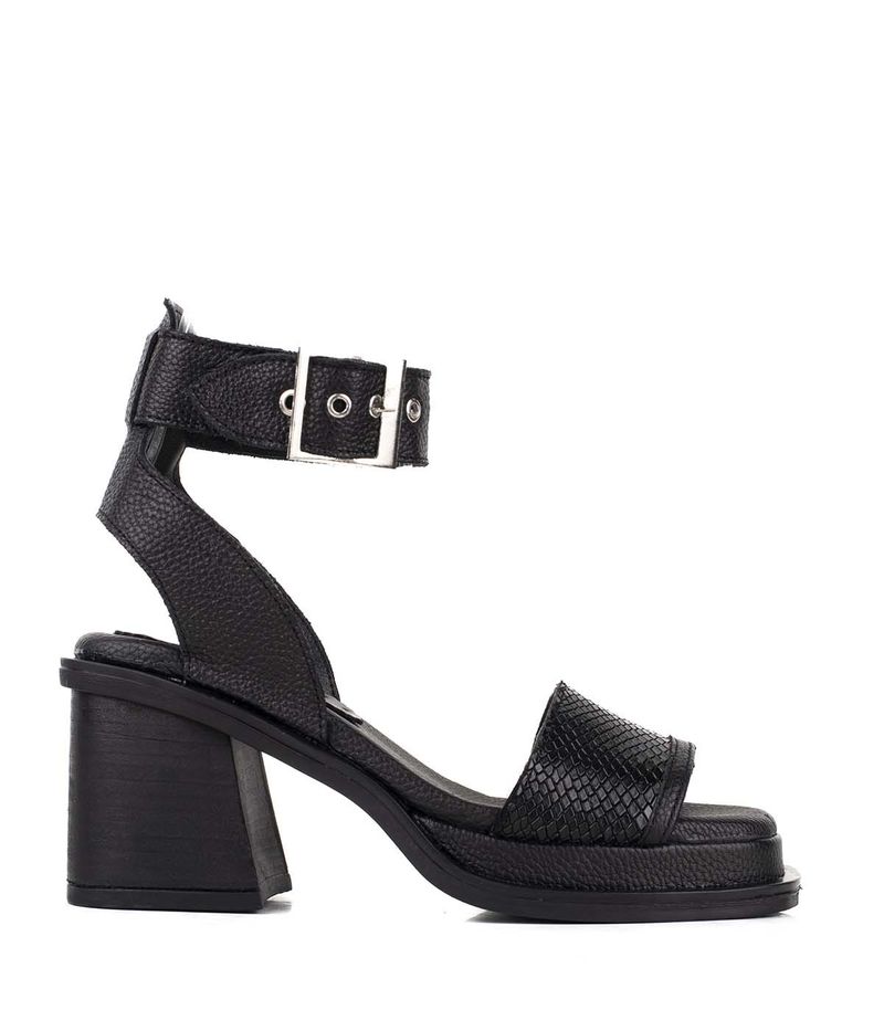 Sandalias-con-cinta-en-cuero-negro-reptil