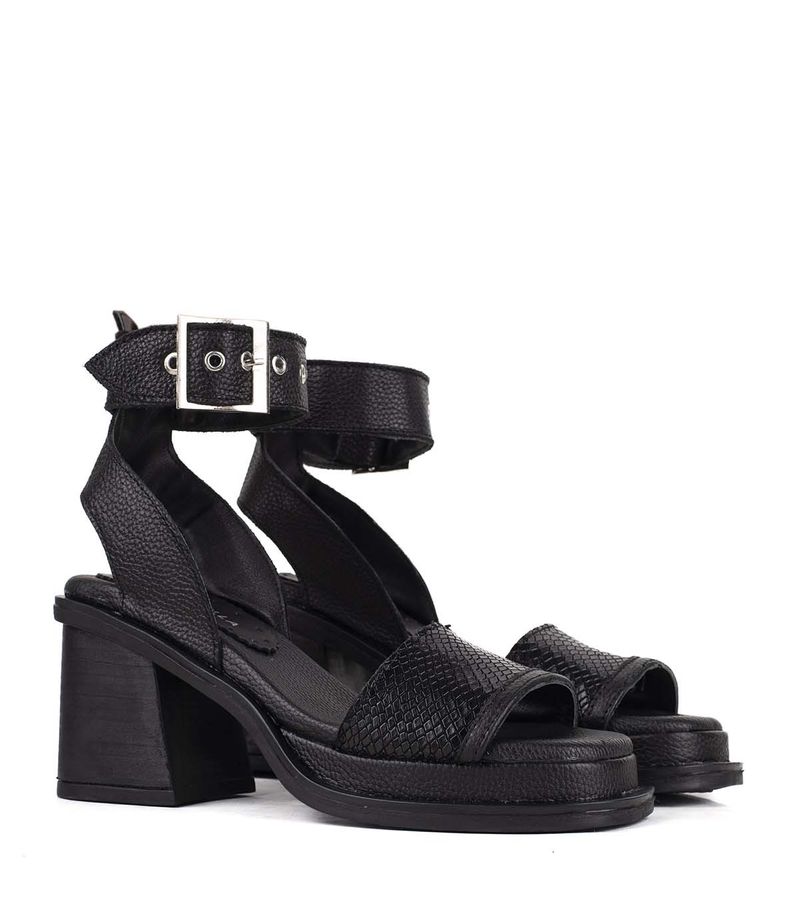 Sandalias-con-cinta-en-cuero-negro-reptil