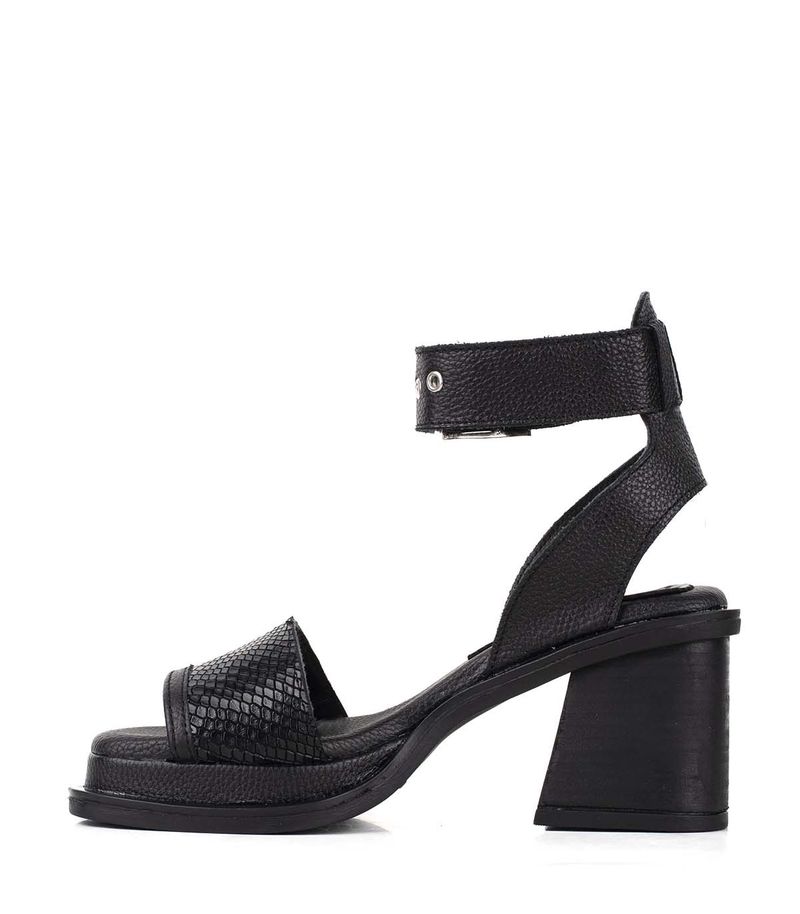 Sandalias-con-cinta-en-cuero-negro-reptil