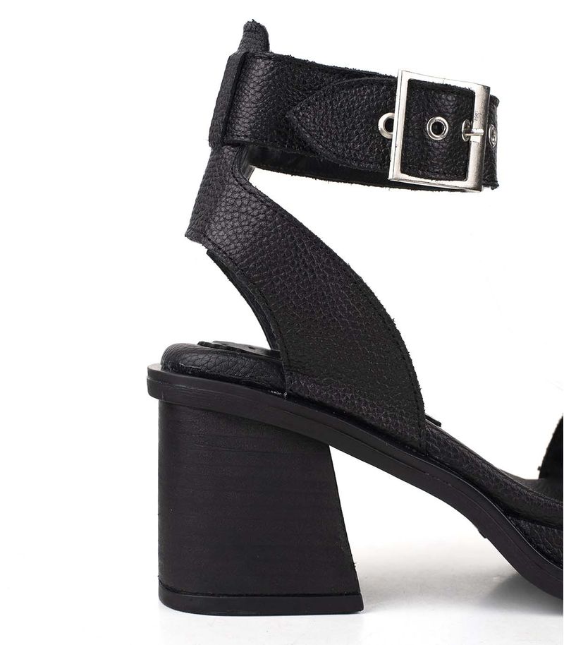 Sandalias-con-cinta-en-cuero-negro-reptil