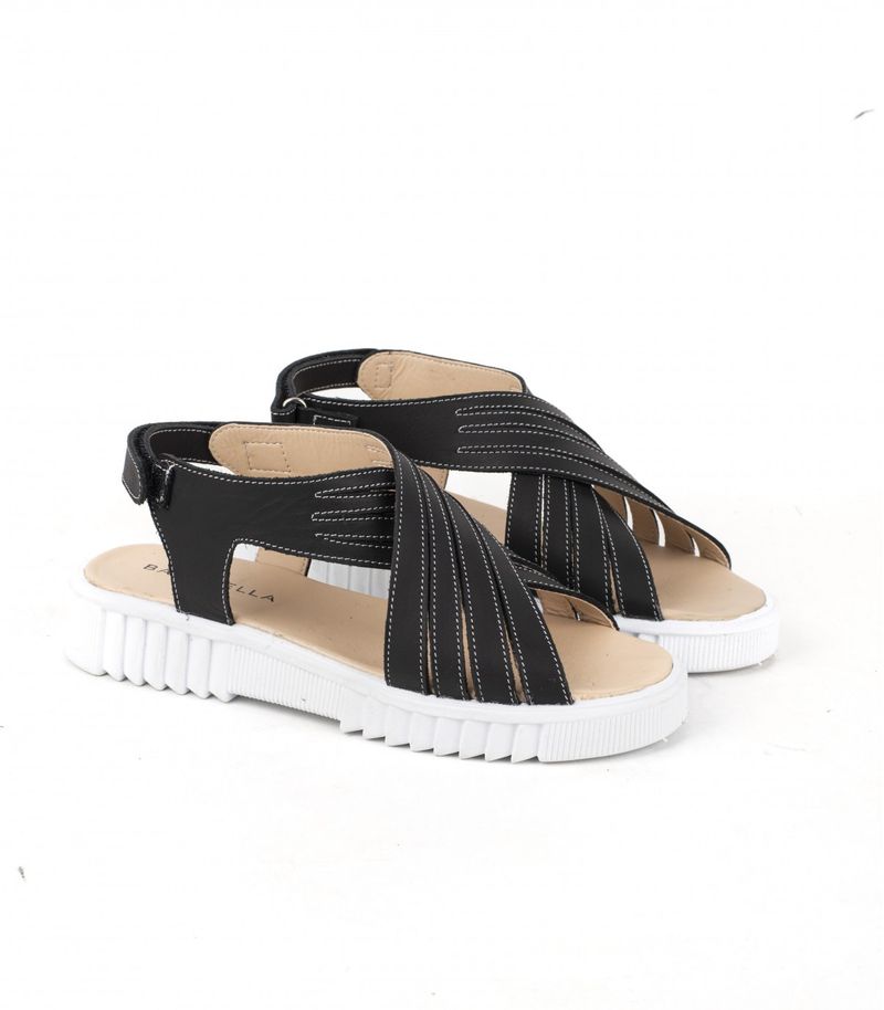 Sandalias-con-cintas-cruzadas-de-cuero-en-negro