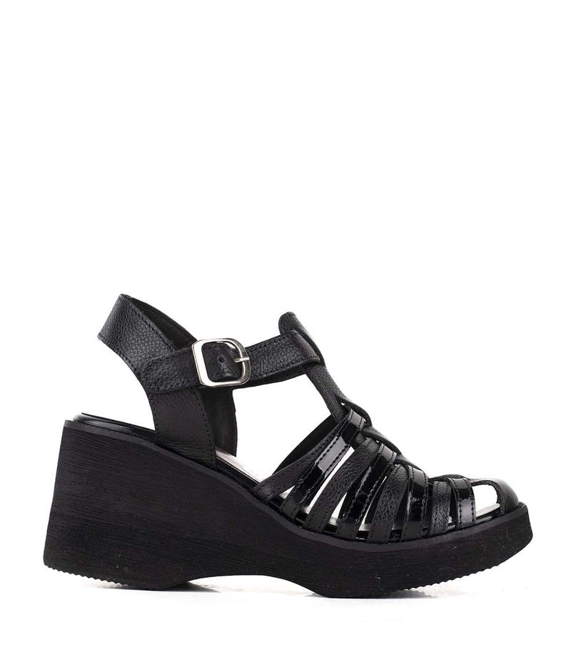 Sandalias-caladas-de-cuero-charol-negro