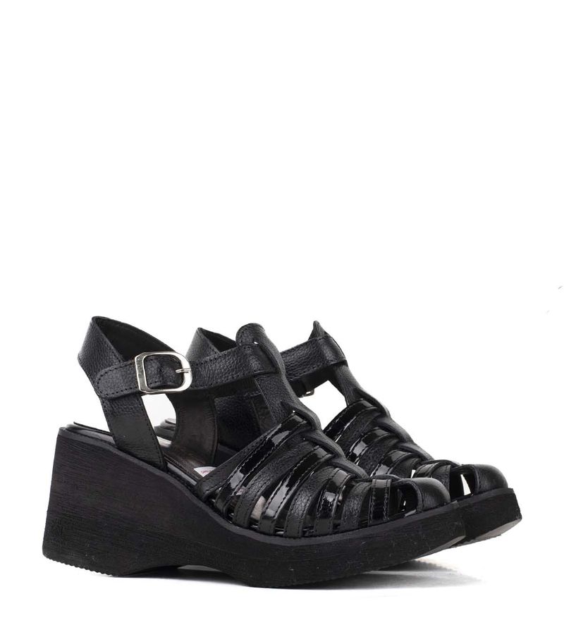 Sandalias-caladas-de-cuero-charol-negro