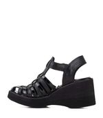 Sandalias-caladas-de-cuero-charol-negro