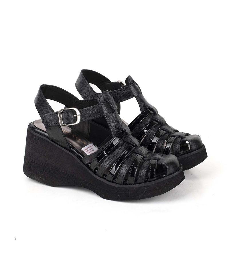 Sandalias-caladas-de-cuero-charol-negro