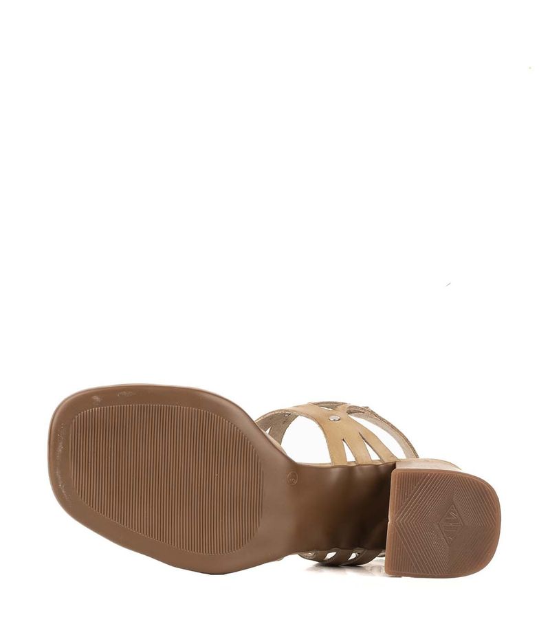Sandalias-caladas-de-cuero-en-arena.jpg