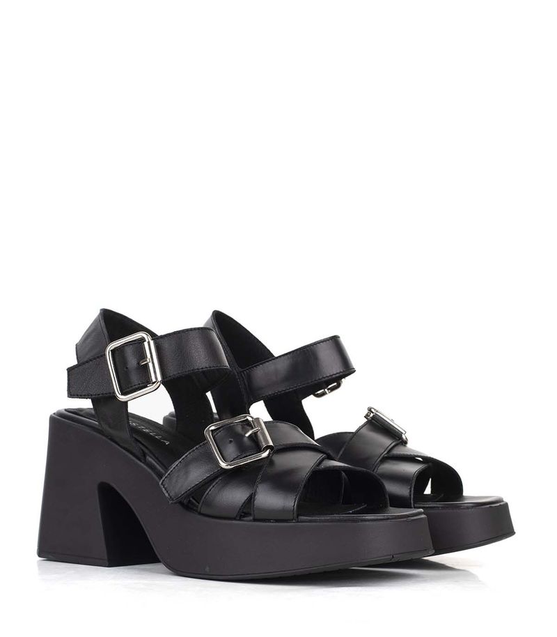 Sandalias-con-cintas-de-cuero-en-negro.jpg