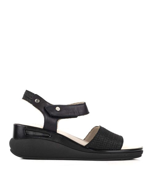 Sandalias taco chino tramadas en cuero negro