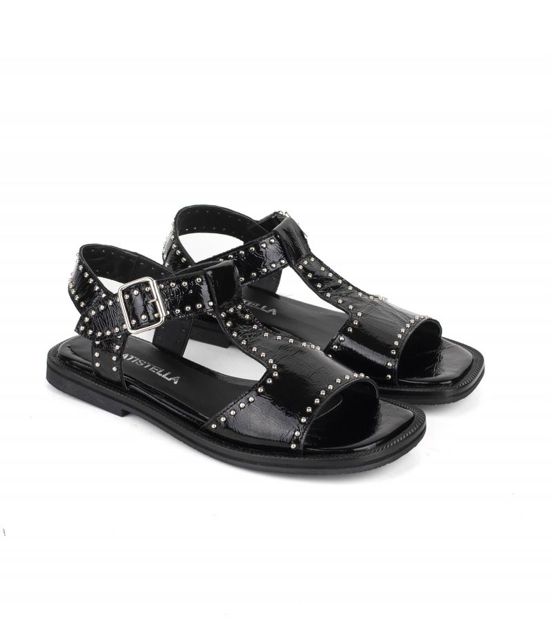 Sandalias-bajas-con-tachas-en-charol-negro.jpg