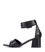 Sandalias-con-pulsera-de-cuero-en-negro.jpg