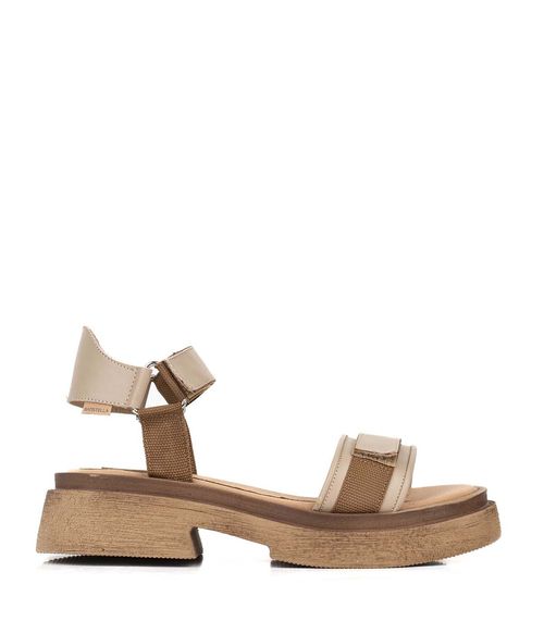 Sandalias con velcro de cuero canela