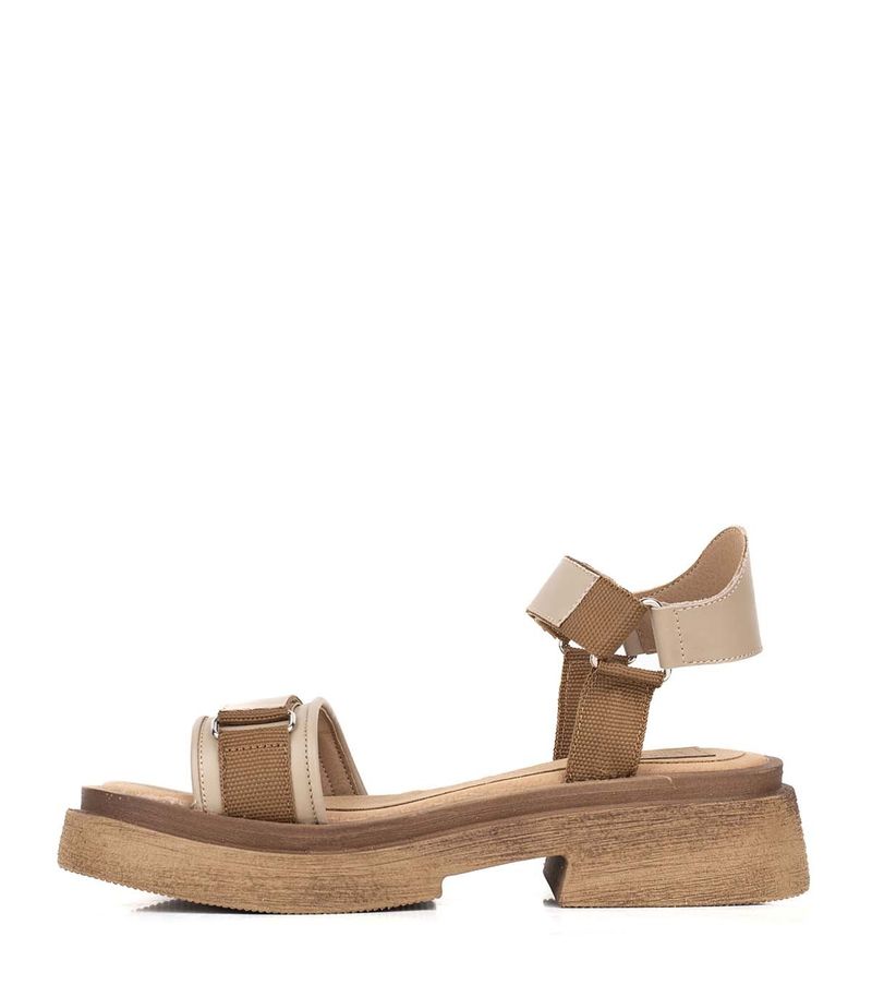 Sandalias-con-velcro-de-cuero-canela.jpg