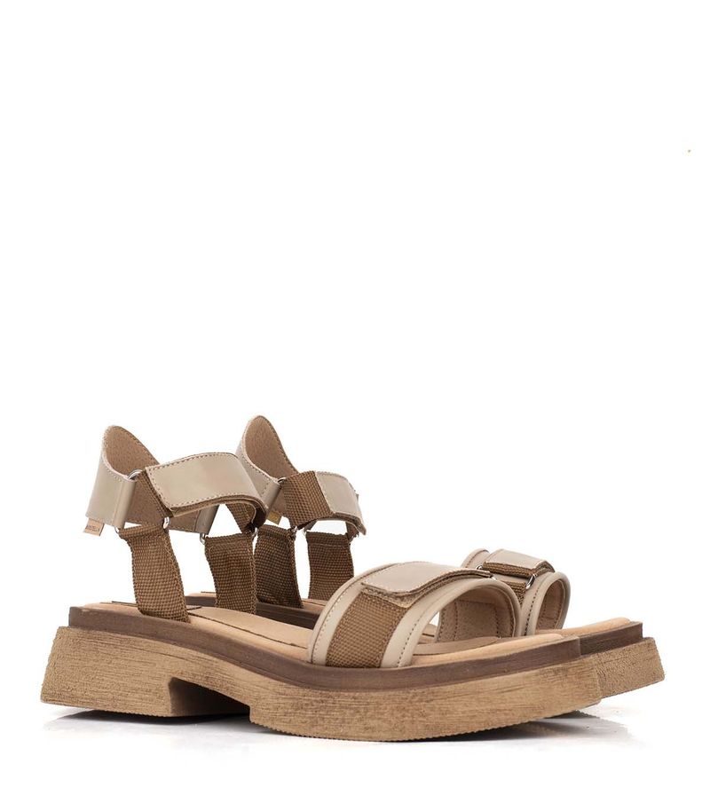 Sandalias-con-velcro-de-cuero-canela.jpg