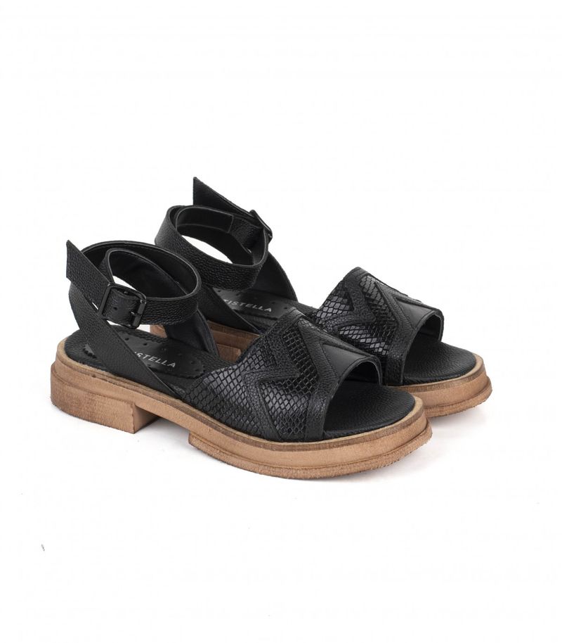 Sandalias-bajas-de-cuero-tramadas-en-reptil-negro.jpg