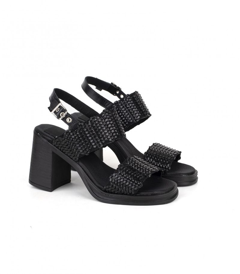 Sandalias-altas-de-cuero-trenzado-negro.jpg