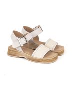 Sandalias-bajas-de-rafia-en-cuero-beige.jpg