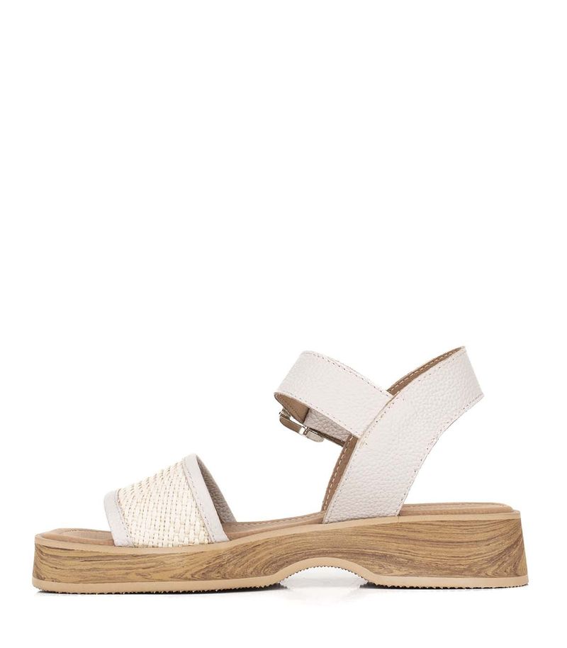 Sandalias-bajas-de-rafia-en-cuero-beige.jpg