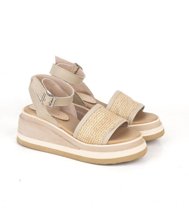 Sandalias-taco-chino-de-cuero-en-nude-y-rafia.jpg