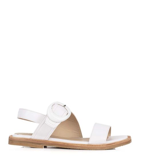 Sandalias bajas simil cuero blanco con hebilla