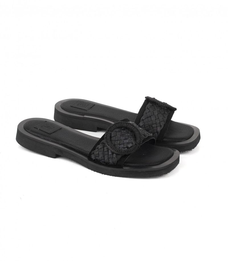 Sandalias-bajas-cuero-negro-trenzado.jpg