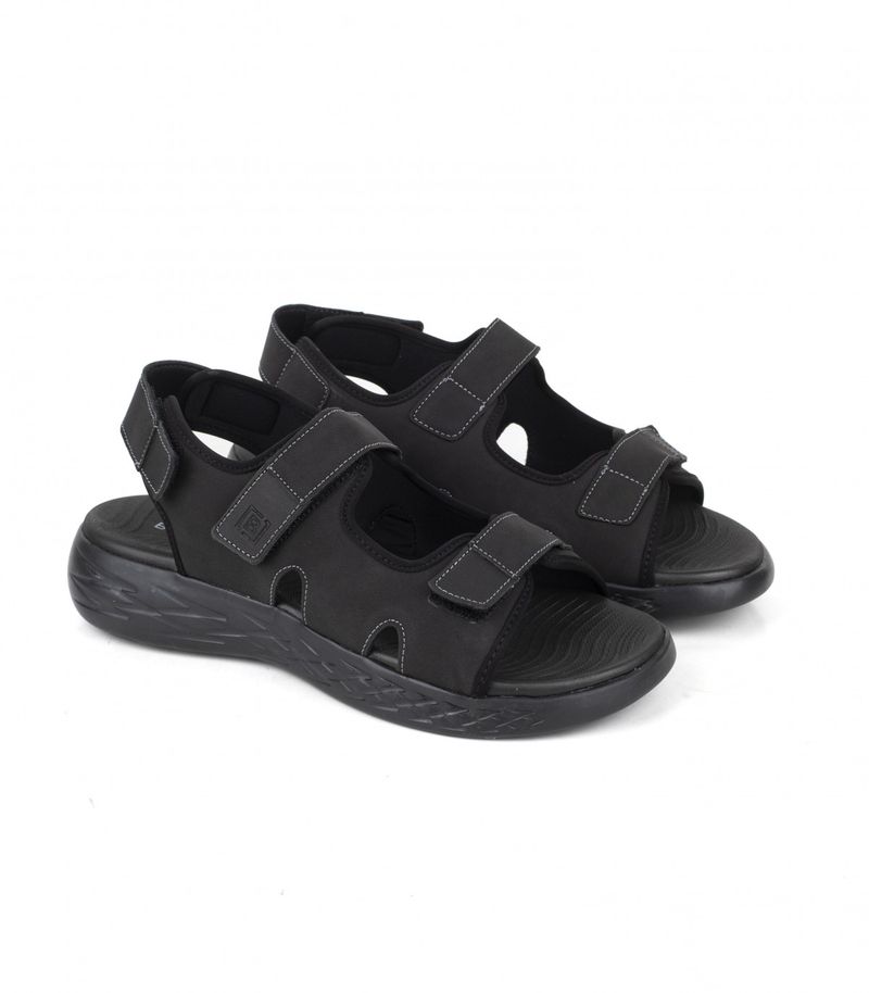 Sandalias-en-simil-cuero-negro-con-abrojo.jpg