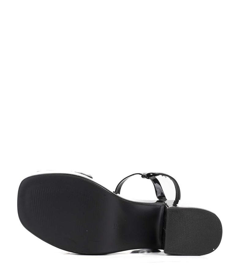 Sandalias-de-fiesta-en-simil-charol-negro.jpg