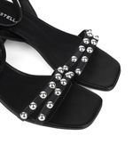 Sandalias-bajas-de-vestir-simil-cuero-negro-con-tachas.jpg