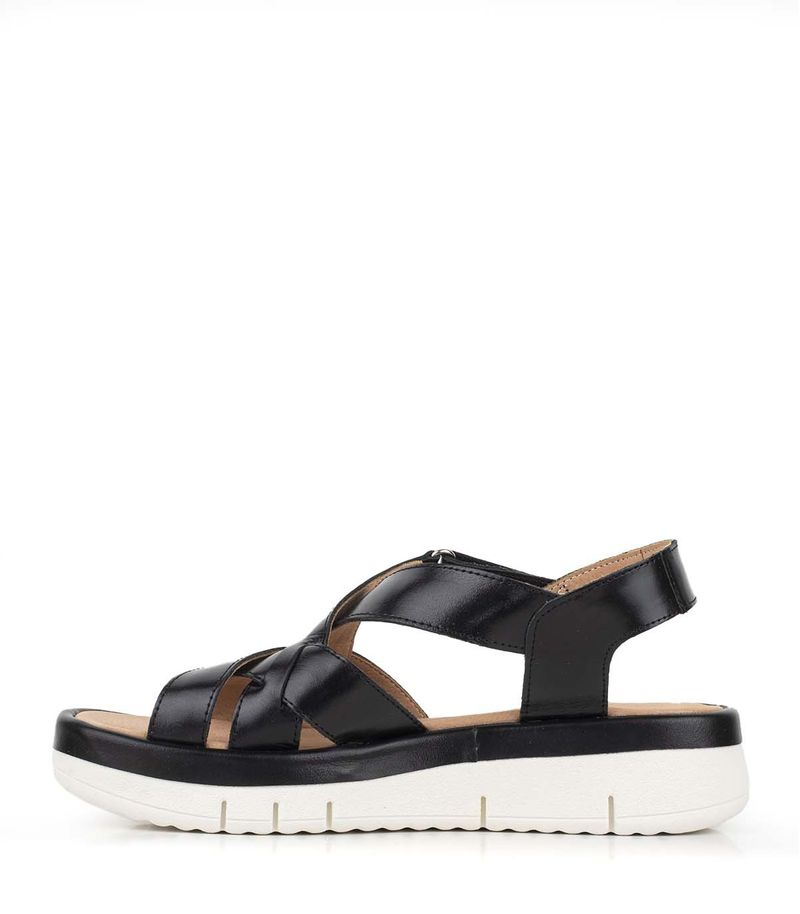 Sandalias--de-cuero-con-tiras-cruzadas-en-negro.jpg