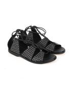 Sandalias-romanitas-con-tachas-en-cuero-negro.jpg