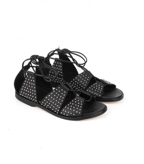 Sandalias romanitas con tachas en cuero negro