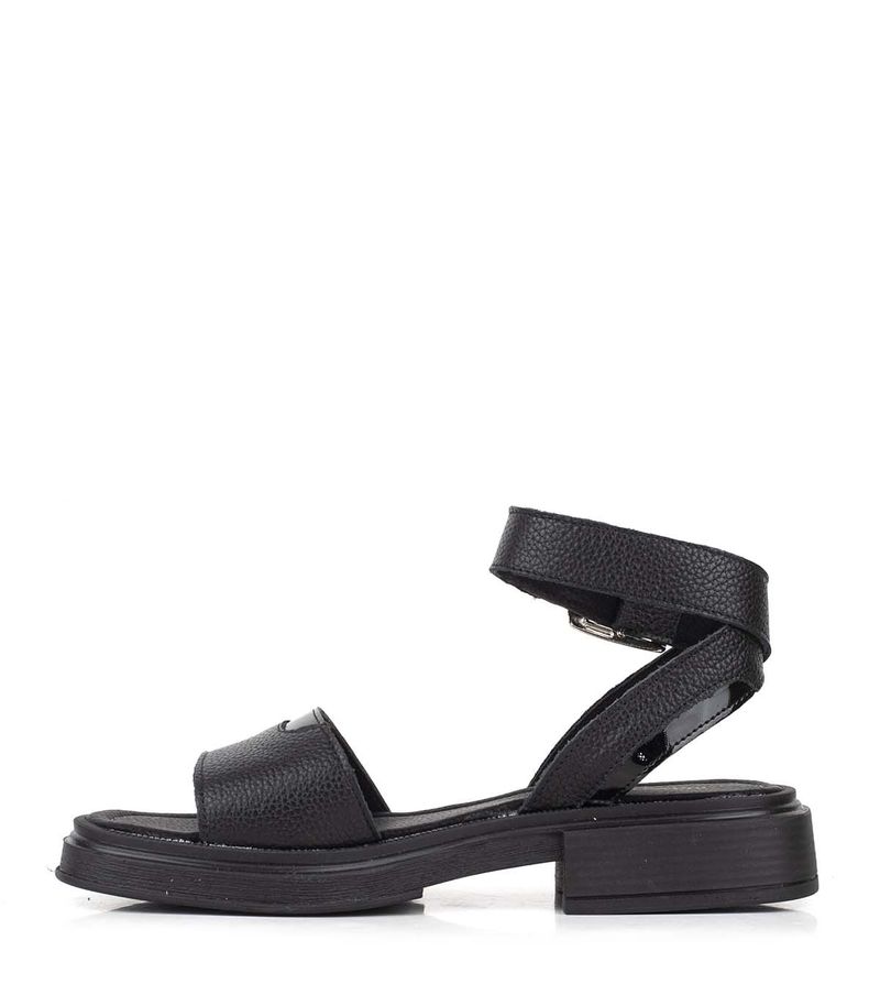 Sandalias-bajas-combinadas-de-cuero-en-negro.jpg