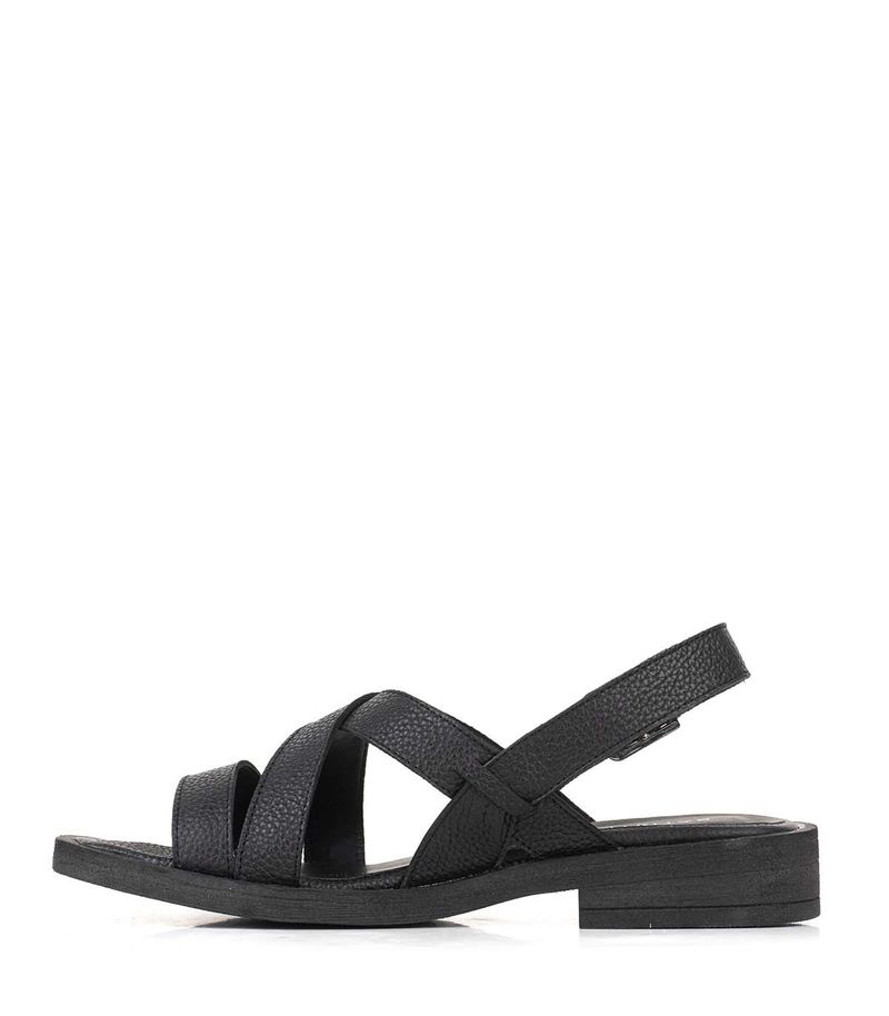 Sandalias-baja-de-cuero-con-tiras-cruzadas-en-negro.jpg
