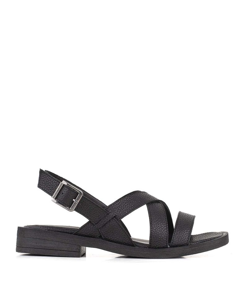 Sandalias-baja-de-cuero-con-tiras-cruzadas-en-negro.jpg