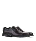 Zapato-de-vestir-con-planta-de-goma-de-cuero-negro.jpg