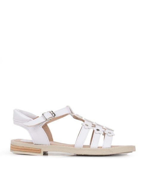 Sandalias en simil blanco con corazones y hebilla